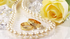 Holidays___Weddings_Wedding_rings_and_yellow_rose_055791_